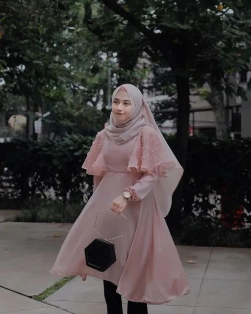 Bukan Brokat atau Tile, Ini 9 Potret Cantik Kebaya Organza Bernuansa Pastel. Mewah dan Elegan! 17