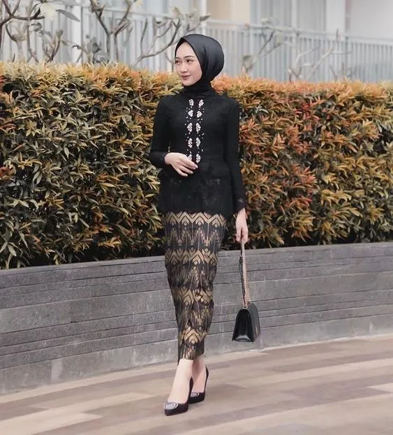 5 Referensi Kebaya Hijab Berwarna Hitam di 2021. Desainnya Langka, Tampilannya Sempurna! 9