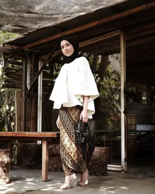 9 Kebaya Putih Tradisional Namun Dikemas Modern; Referensi Pas Buatmu yang Simpel! 18
