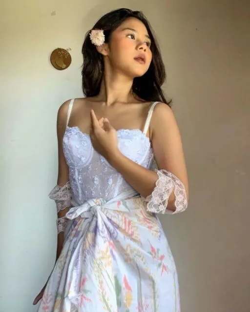 Pesona Nadine Amizah yang Nggak Pernah Ngebosenin; Gayanya Simpel, tapi Manis! 16