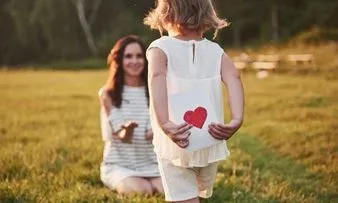 Memanfaatkan Lingkungan Sekitar, Ini 9 Konsep Photoshoot Ibu-Anak yang Apik!