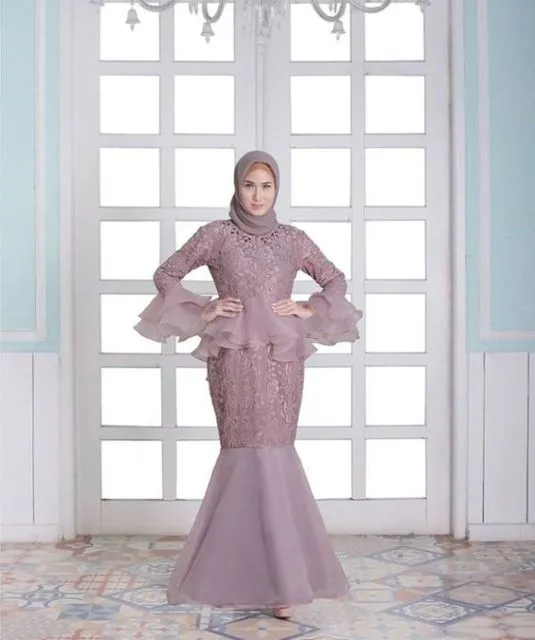 Bukan Brokat atau Tile, Ini 9 Potret Cantik Kebaya Organza Bernuansa Pastel. Mewah dan Elegan! 18
