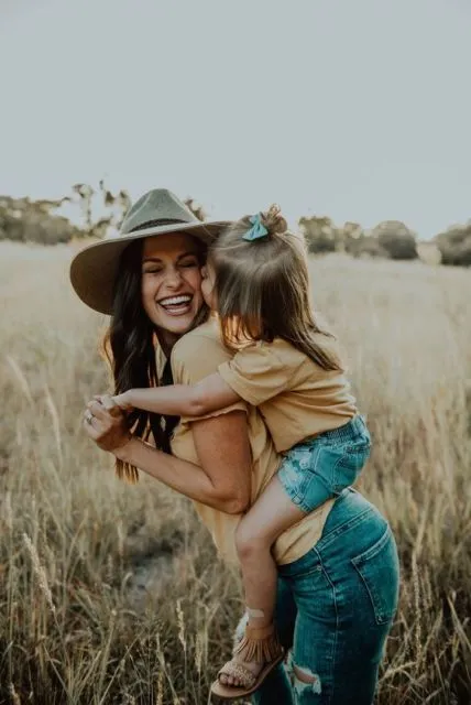 Memanfaatkan Lingkungan Sekitar, Ini 9 Konsep Photoshoot Ibu-Anak yang Apik! 15
