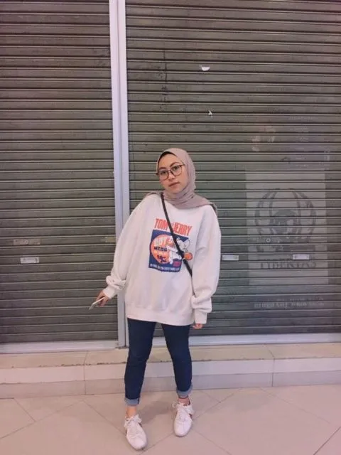 Kumpulan Foto OOTD dengan Sweater Minimalis Buat Hijabers. Pas Buat Musim Hujan! 16