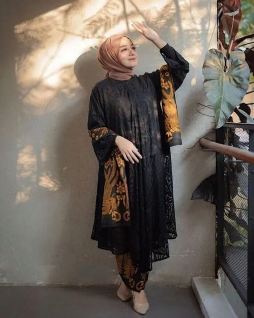 5 Referensi Kebaya Hijab Berwarna Hitam di 2021. Desainnya Langka, Tampilannya Sempurna! 8