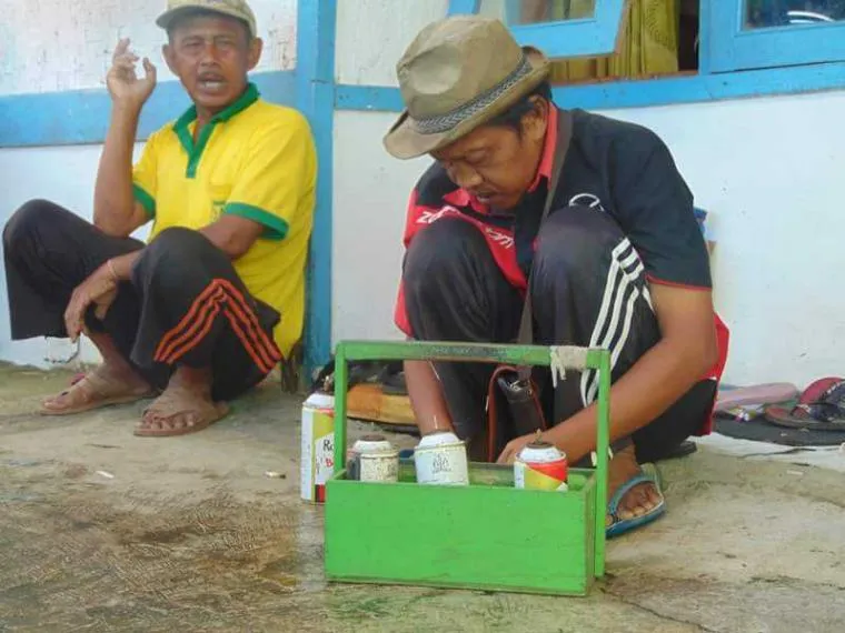 11 Profesi ini Bisa Dibilang Sudah Mulai Langka Keberadaannya. Kamu Masih Sering Lihat Nggak? 13