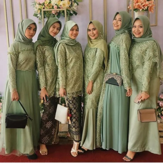 8 Model Kebaya Hijau Olive yang Pas Dipakai Kondangan 9