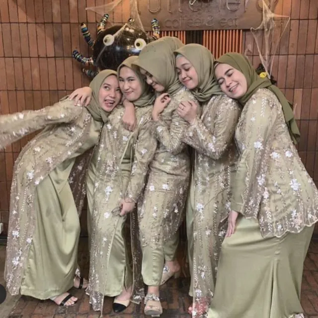 8 Model Kebaya Hijau Olive yang Pas Dipakai Kondangan 10