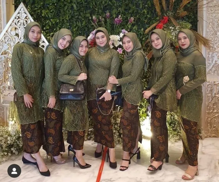 8 Model Kebaya Hijau Olive yang Pas Dipakai Kondangan 11