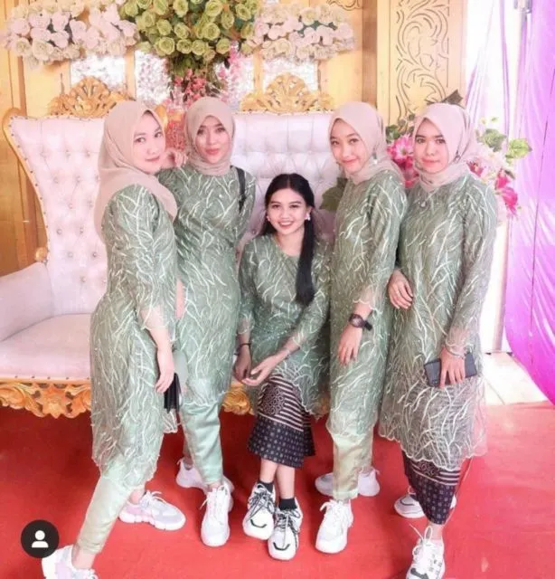 8 Model Kebaya Hijau Olive yang Pas Dipakai Kondangan 14