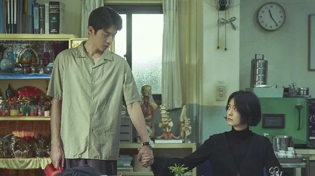 Nggak Selalu Menye-Menye, ini 5 Drama Korea yang Bertema “Monster”. Bukti Drakor juga Variatif! 8