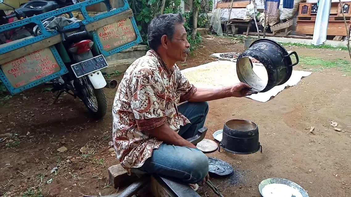 11 Profesi ini Bisa Dibilang Sudah Mulai Langka Keberadaannya. Kamu Masih Sering Lihat Nggak? 12