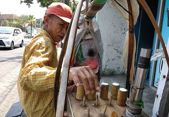 11 Profesi ini Bisa Dibilang Sudah Mulai Langka Keberadaannya. Kamu Masih Sering Lihat Nggak? 18