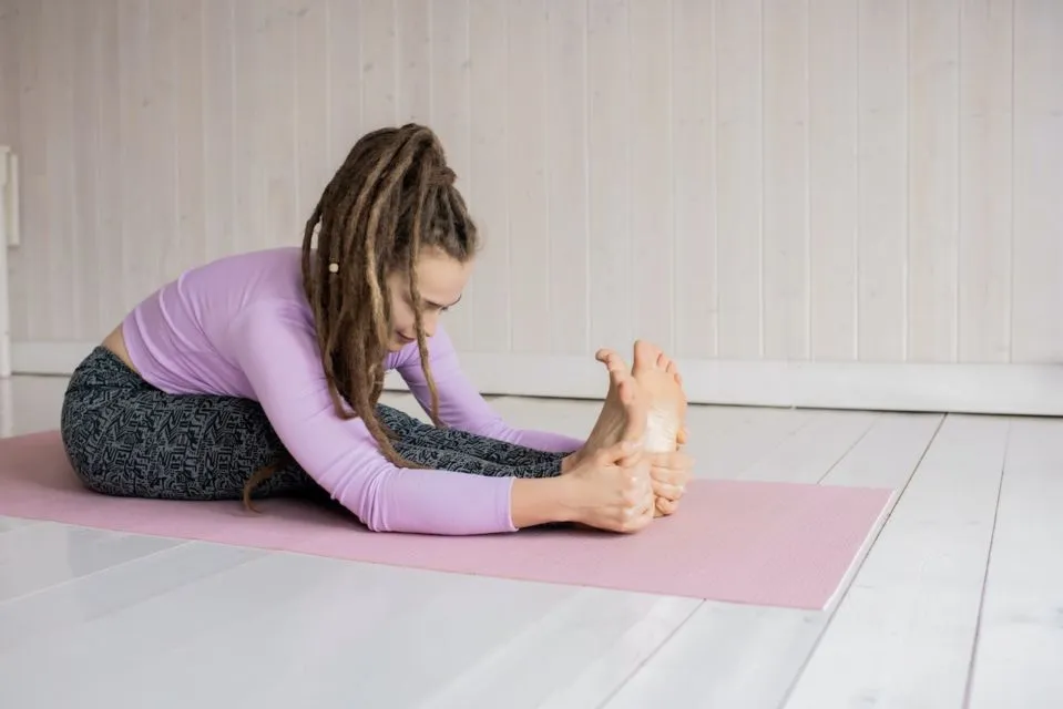 9 Gerakan Yoga Untuk Pemula yang Bisa Kamu Praktikan di Rumah dengan Mudah 15