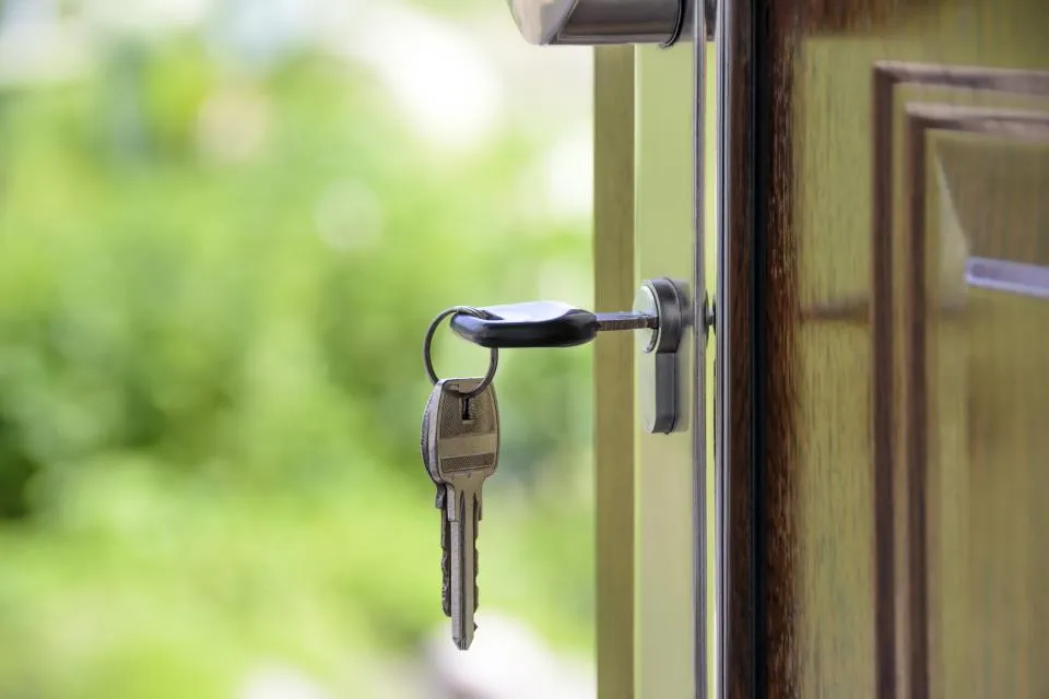 7 Cara Mengatasi Pintu Rumah yang Seret dan Berderit. Kalau Dipaksain Terus Lama-lama Berisik 8