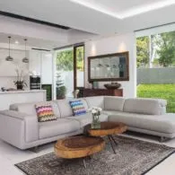 Inspirasi Ruang Keluarga yang Serba Putih. Nyaman, Elegan dan Terkesan Selalu Bersih