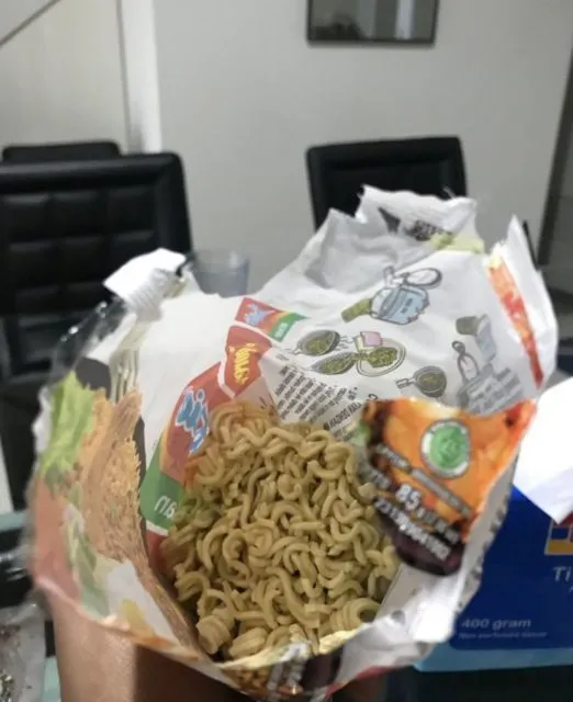 Gado Mi Instan Tanpa Sembunyi dari Orang Tua Adalah Nikmat Duniawi Banget. Bener Nggak? 6