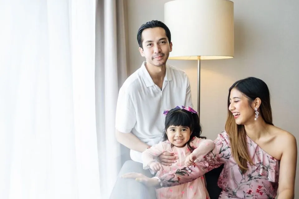 Ditakdirkan Berjodoh, 7 Artis Indonesia ini Menikah dengan Teman Sekolah 11