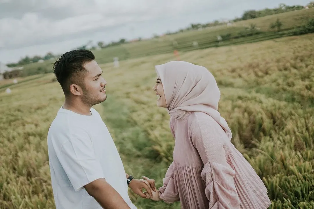 Dipersunting Adhi Permana, Begini Perjalanan Cinta Kesha Ratuliu. Akhirnya Sah! 5