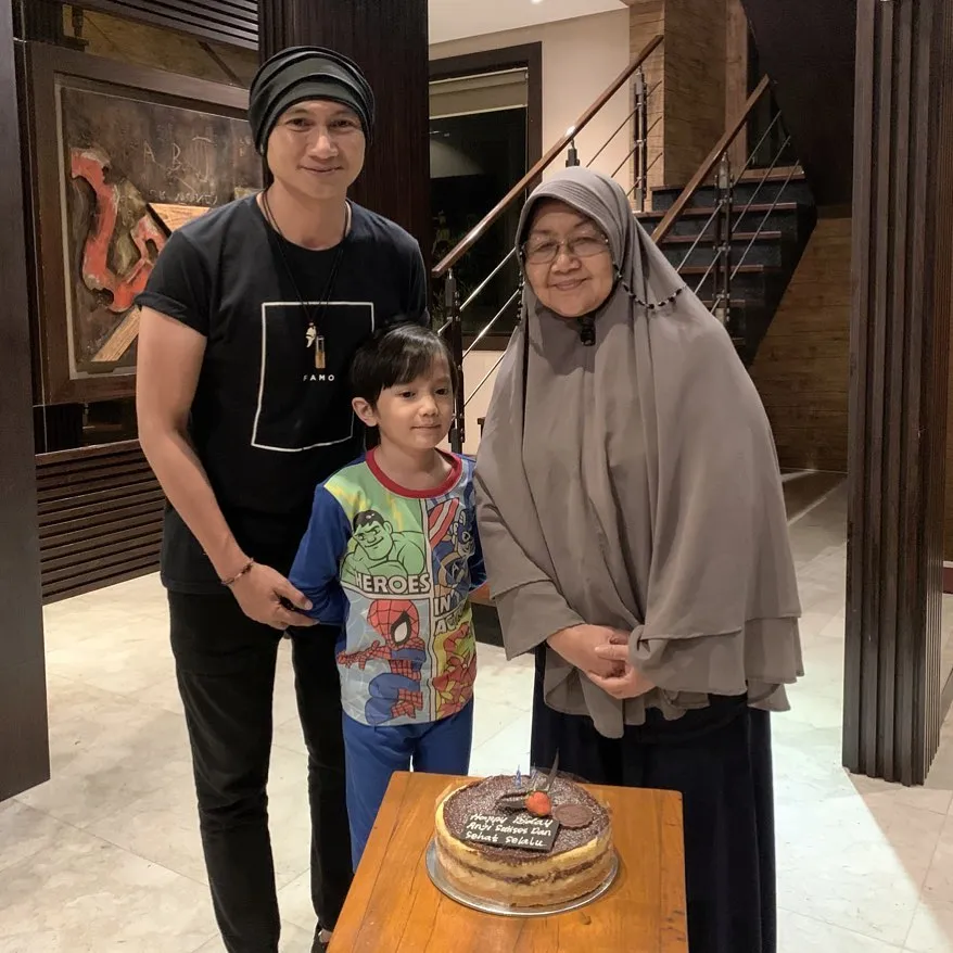 Deretan Artis ini Punya Tanggal Ulang Tahun yang Sama dengan Orang Tersayang 11
