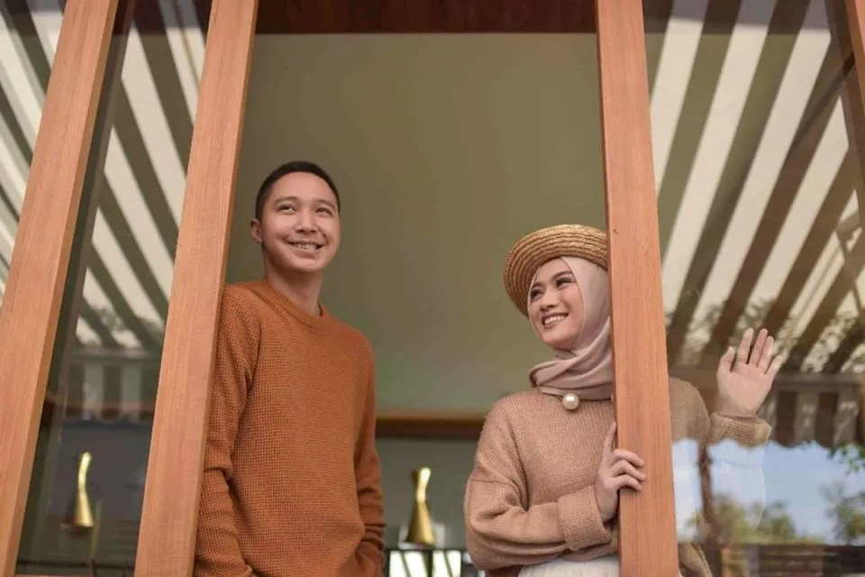 Ditakdirkan Berjodoh, 7 Artis Indonesia ini Menikah dengan Teman Sekolah 10
