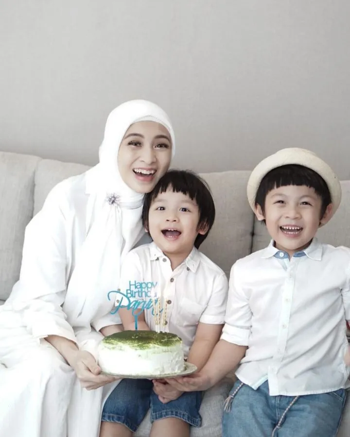 Berani Ambil Risiko, 7 Artis ini Memutuskan untuk Menikah Sebelum Lulus Kuliah 11
