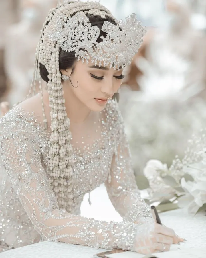 Berani Ambil Risiko, 7 Artis ini Memutuskan untuk Menikah Sebelum Lulus Kuliah 9