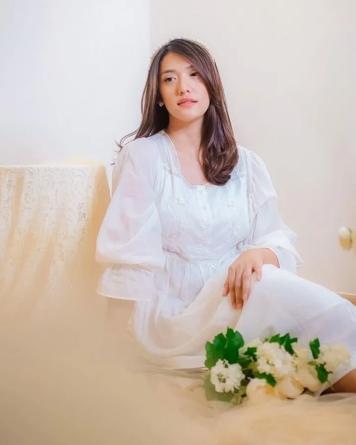 Berani Ambil Risiko, 7 Artis ini Memutuskan untuk Menikah Sebelum Lulus Kuliah 10