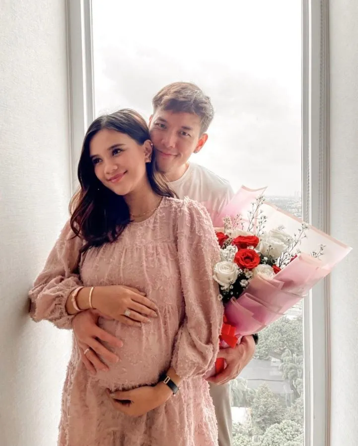 Turut Rayakan Hari Kasih Sayang, 10 Artis ini Dapat Kejutan dari yang Tercinta. Sweet Abis~ 12