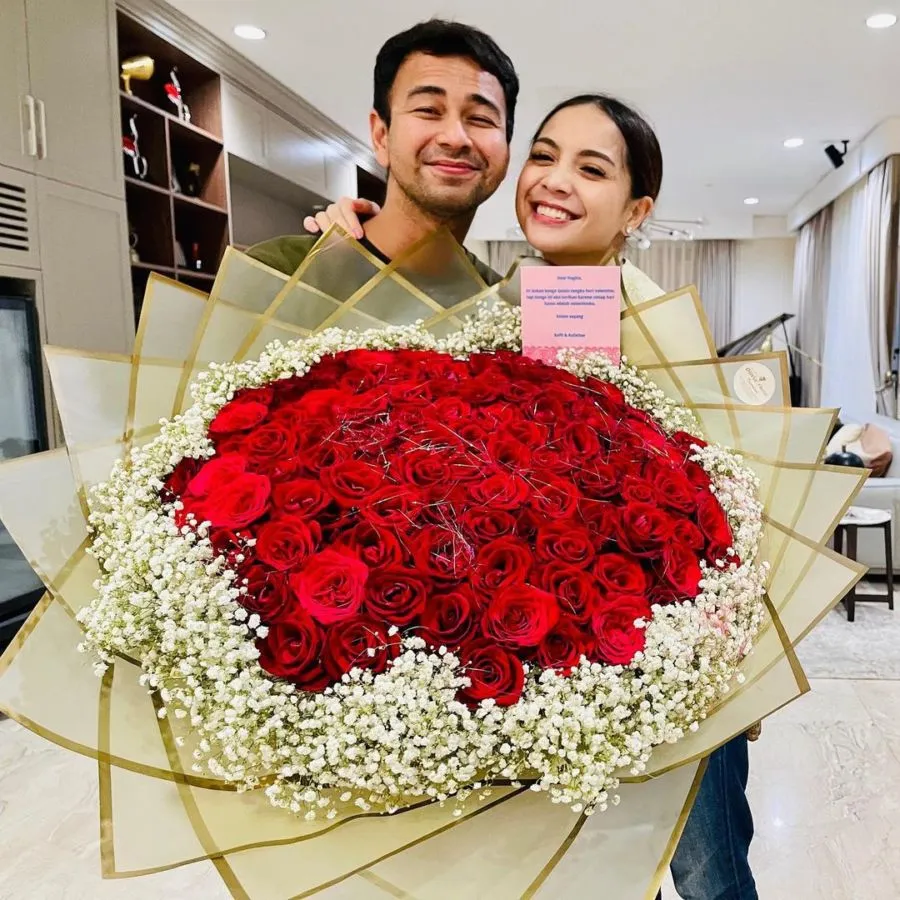 Turut Rayakan Hari Kasih Sayang, 10 Artis ini Dapat Kejutan dari yang Tercinta. Sweet Abis~ 15