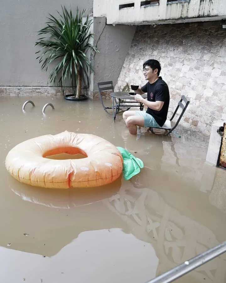 Bencana Tak Terelakkan, 5 Artis ini Turut Jadi Korban Banjir. Ada yang Airnya Setinggi Dada 6
