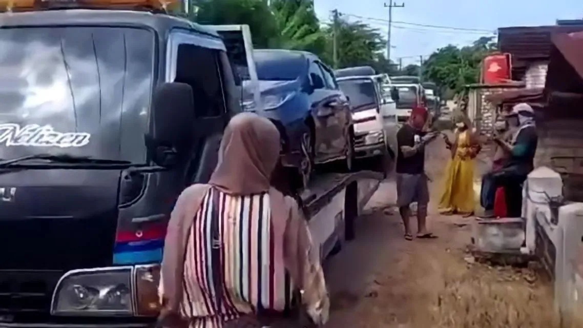 Ingat Kampung Miliarder Tuban? Belasan Mobil Rusak Akibat Kecelakaan, Ternyata Belum Bisa Nyetir~ 4