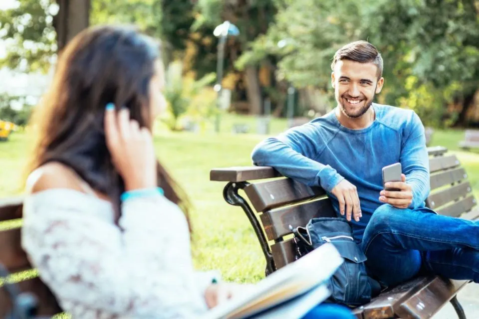 Nggak Semua Cowok yang Terlihat Akrab dengan Teman Ceweknya itu Berarti Mau Flirting! 4