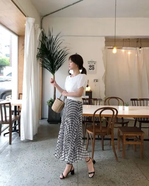 Cantiknya Kombinasi Kaus Putih dan Rok Buatmu yang Feminin. Simpel Banget tapi Tetap Elegan! 10