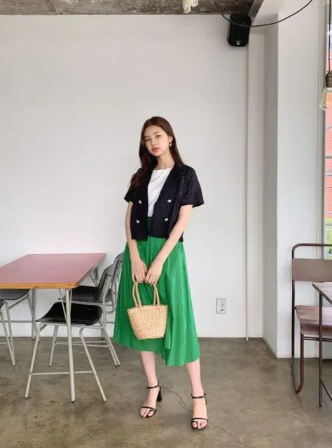 Cantiknya Kombinasi Kaus Putih dan Rok Buatmu yang Feminin. Simpel Banget tapi Tetap Elegan! 9