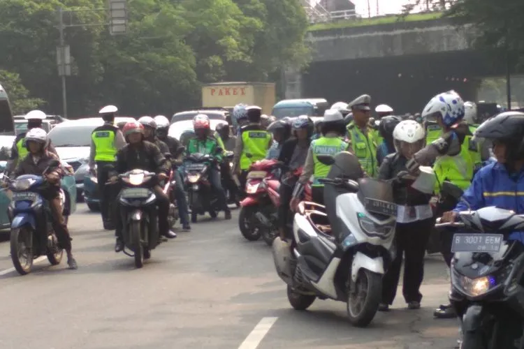 Viral Video Polisi Gagal Hukum Pengendara lantaran Salah Ngegas Motornya. Kurang Fokus, Pak? 3