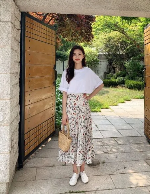 Cantiknya Kombinasi Kaus Putih dan Rok Buatmu yang Feminin. Simpel Banget tapi Tetap Elegan! 12