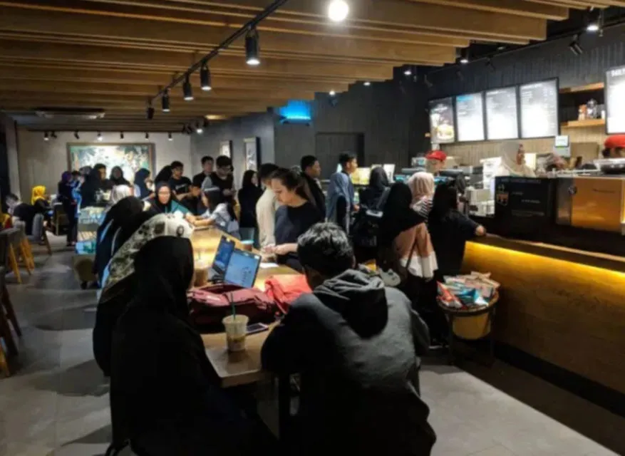 Belajar dan Ngerjain Tugas di Resto Cepat Saji, Kebiasaan Orang Indonesia yang Kadang Ngeselin! 4