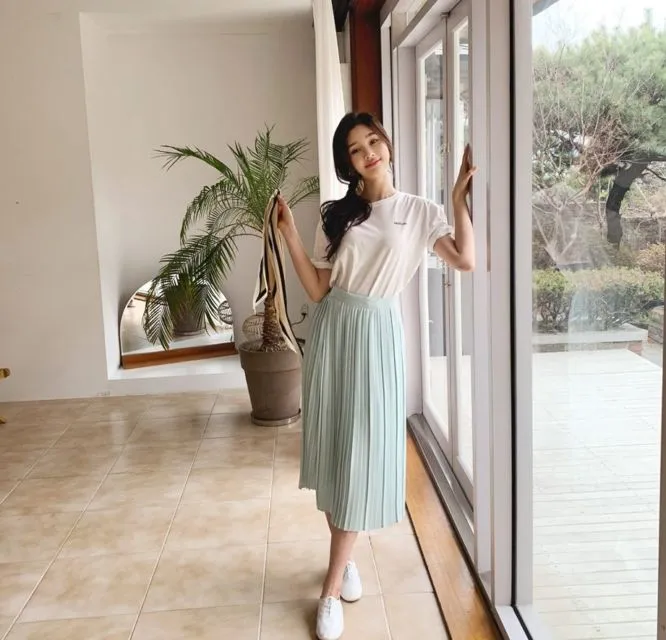 Cantiknya Kombinasi Kaus Putih dan Rok Buatmu yang Feminin. Simpel Banget tapi Tetap Elegan! 15
