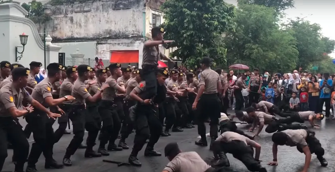 Viral Bocil Nyanyi Lagu Terpesona Lewat Toa Masjid. Kayaknya Mau Selawatan, tapi Lupa Lirik :D 3