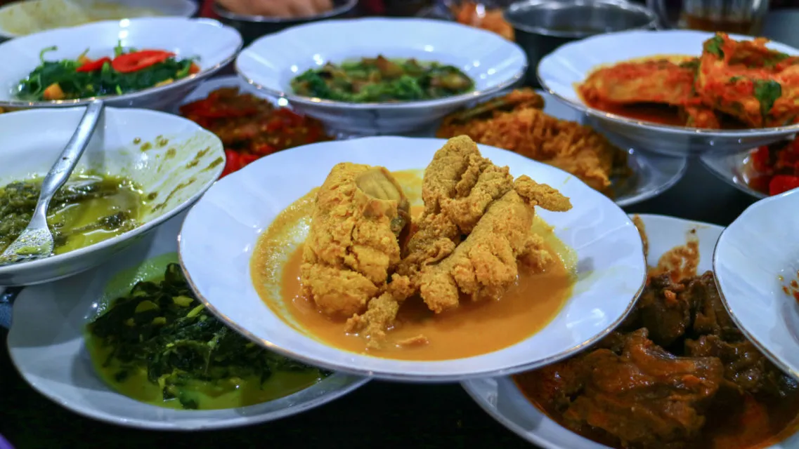 5 Trik Mengakali Kalori Nasi Padang yang Lumayan Tinggi. Bisa Makan Enak Tanpa Takut Buncit 8