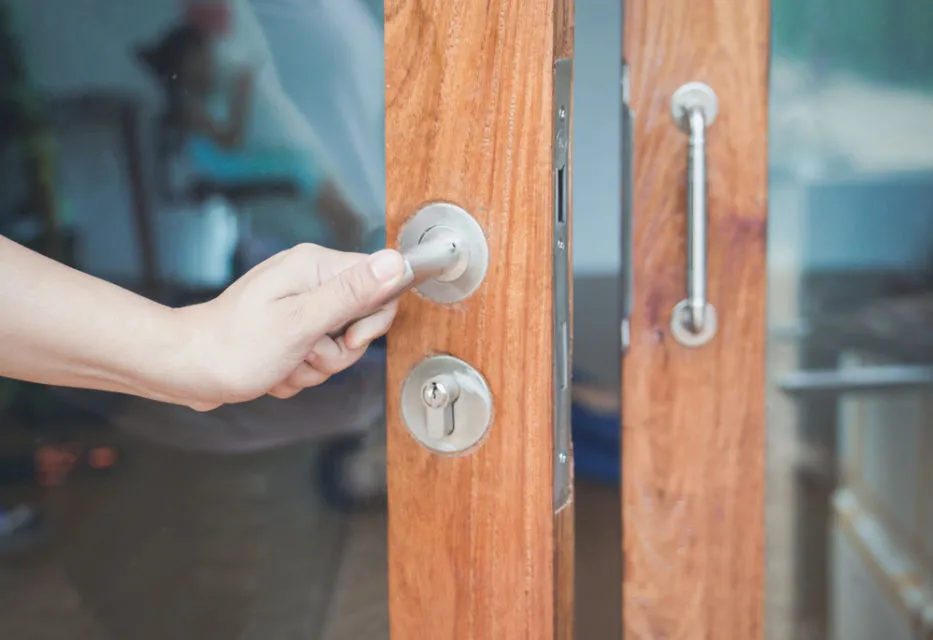 Gagang Pintu Sering Dol dan Rusak? Siapkan Obeng, Coba Perbaiki Sendiri dengan Langkah ini 4