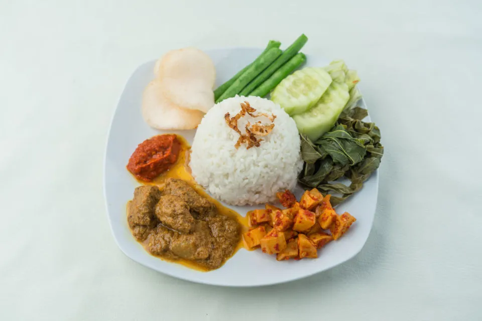 5 Trik Mengakali Kalori Nasi Padang yang Lumayan Tinggi. Bisa Makan Enak Tanpa Takut Buncit 6