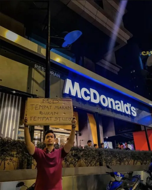 Belajar dan Ngerjain Tugas di Resto Cepat Saji, Kebiasaan Orang Indonesia yang Kadang Ngeselin! 5