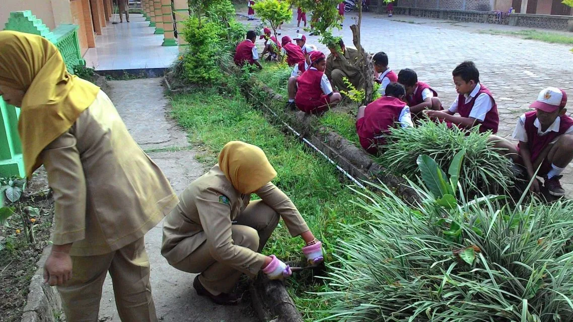Nostalgia Bahagianya Momen Kerja Bakti di Masa Sekolah. Berasa Bebas Banget~ 5