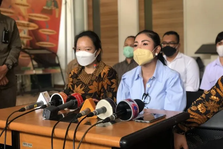Beberkan Bukti KDRT yang Dilakukan Suami, Nindy Ayunda Menangis: Anak-anak dan Mendiang Ayah Tahu 4
