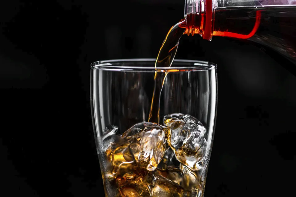 7 Alasan Mesti Lekas Kurangi Konsumsi Minuman Soda, Efeknya Nggak Cuma Bikin Gemuk Ternyata! 11
