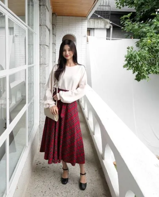 Cantiknya Kombinasi Kaus Putih dan Rok Buatmu yang Feminin. Simpel Banget tapi Tetap Elegan! 16