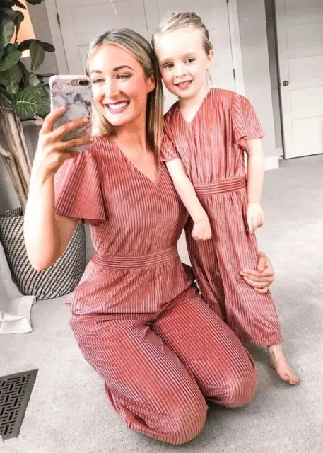 9 Potret Ibu dan Anak Perempuannya Berpiyama Kembar; Gemas dan Lucunya Maksimal! 15