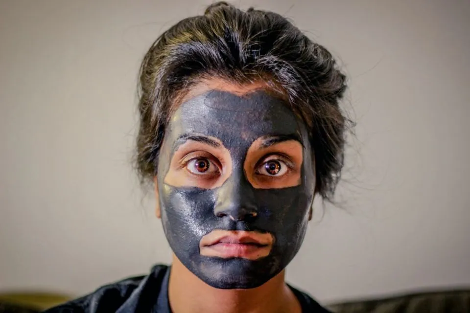 7 Aturan Pakai Masker Wajah yang Benar Sesuai Jenisnya. Kalau Ngasal, Kulitmu Bakal Cepat Tua 12